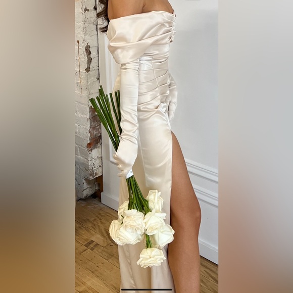 Moda Glam Ivory Gown And Gloves - Picture 4 of 7